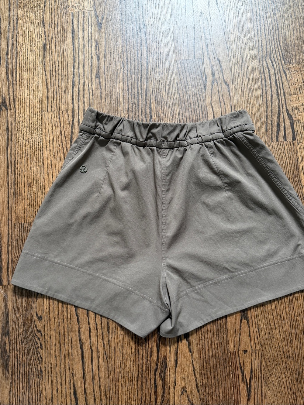 Lululemon Cinchable waist short in taupe - size Small - Picture 4 of 5